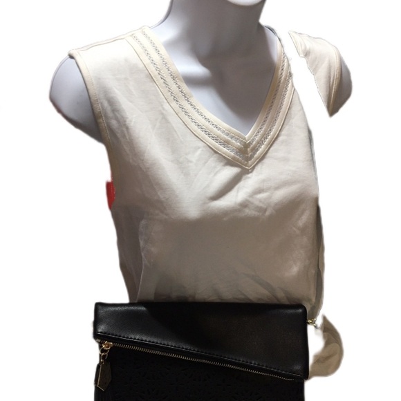 Elegant Black Crossbody Bag - Picture 3 of 11